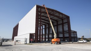 SpaceX installs the exterior skin on hangar at Launch Complex 39A