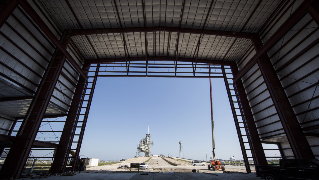 SpaceX hanger constructed at Launch Complex 39A