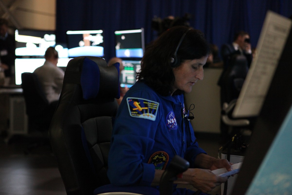 Astronauts ‘Fly’ Starliner Simulators During St. Louis Trip