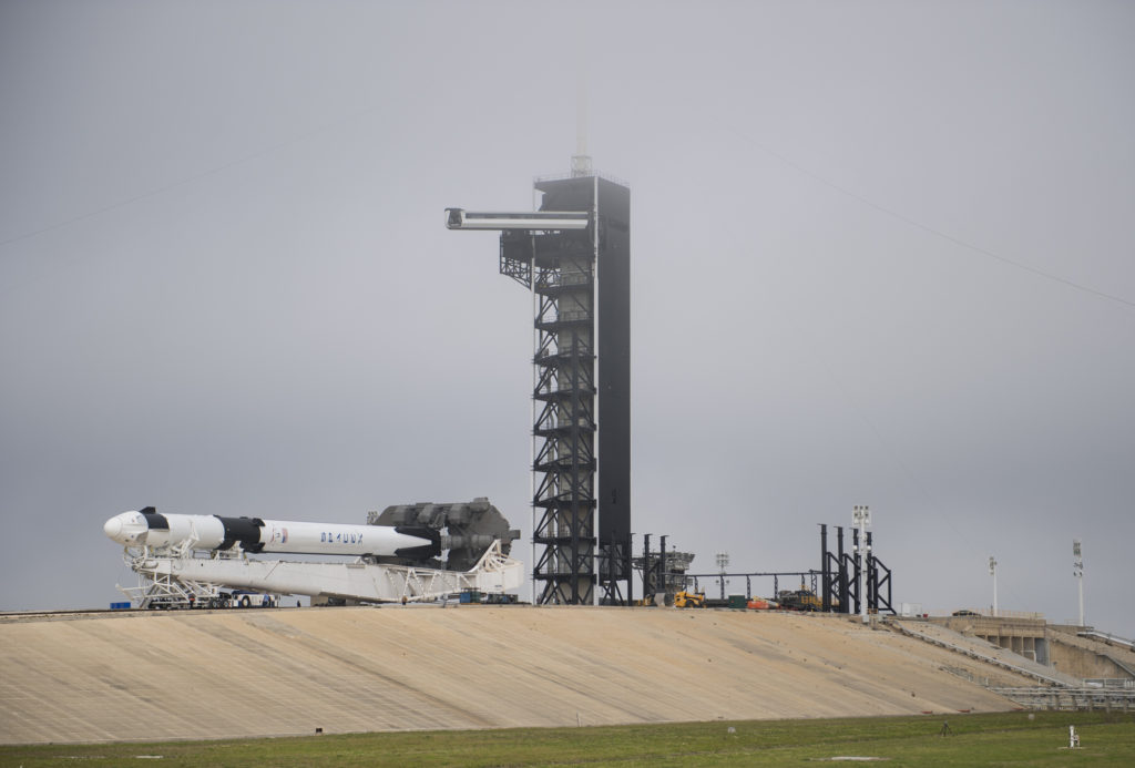 Um foguete SpaceX Falcon 9 com a espaçonave Crew Dragon a bordo é visto na plataforma de lançamento no complexo de lançamento 39A, enquanto os preparativos continuam para a missão Demo-1, 28 de fevereiro de 2019, no Centro Espacial Kennedy, na Flórida.