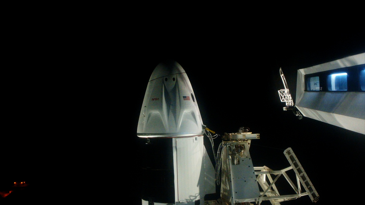 The crew access arm swings away from SpaceX's Crew Dragon spacecraft on Nov. 10, 2021, ahead of the agency's SpaceX Crew-3 launch.