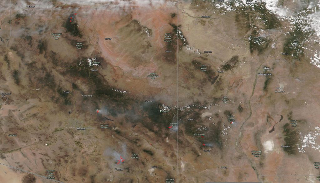 Images of fires across New Mexico and Arizona taken by the Suomi NPP satellite.