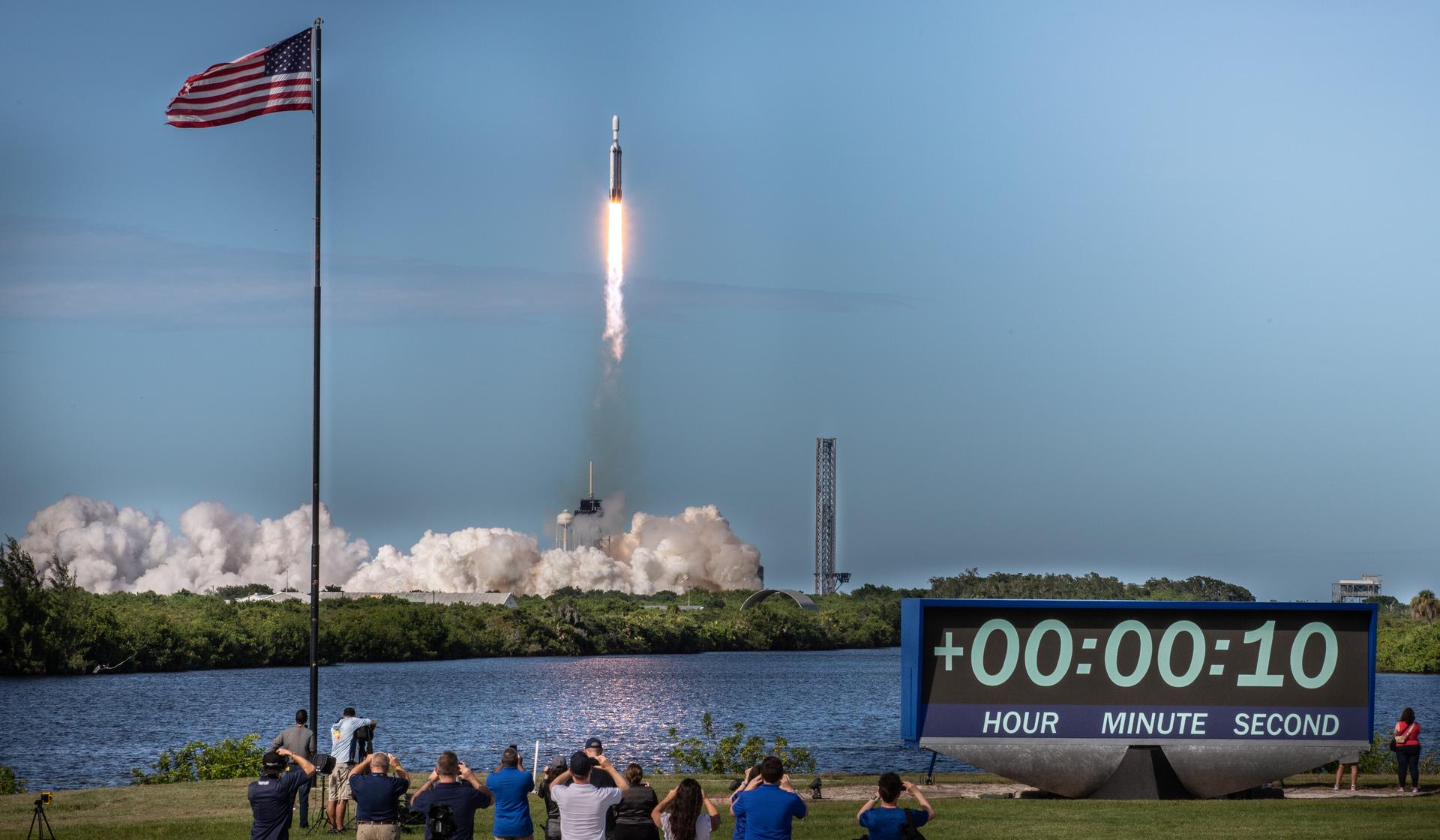 A SpaceX Falcon Heavy rocket carrying the National Oceanic and Atmospheric Administration (NOAA) GOES-U (Geostationary Operational Environmental Satellite U) lifts off from Launch Complex 39A at NASA’s Kennedy Space Center in Florida at 5:26 p.m. EDT on Tuesday, June 25, 2024. 