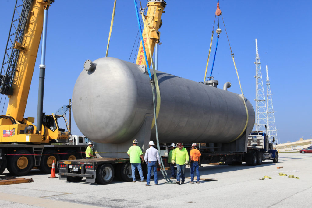 New liquid hydrogen tank arrives at Launch Pad 39B.