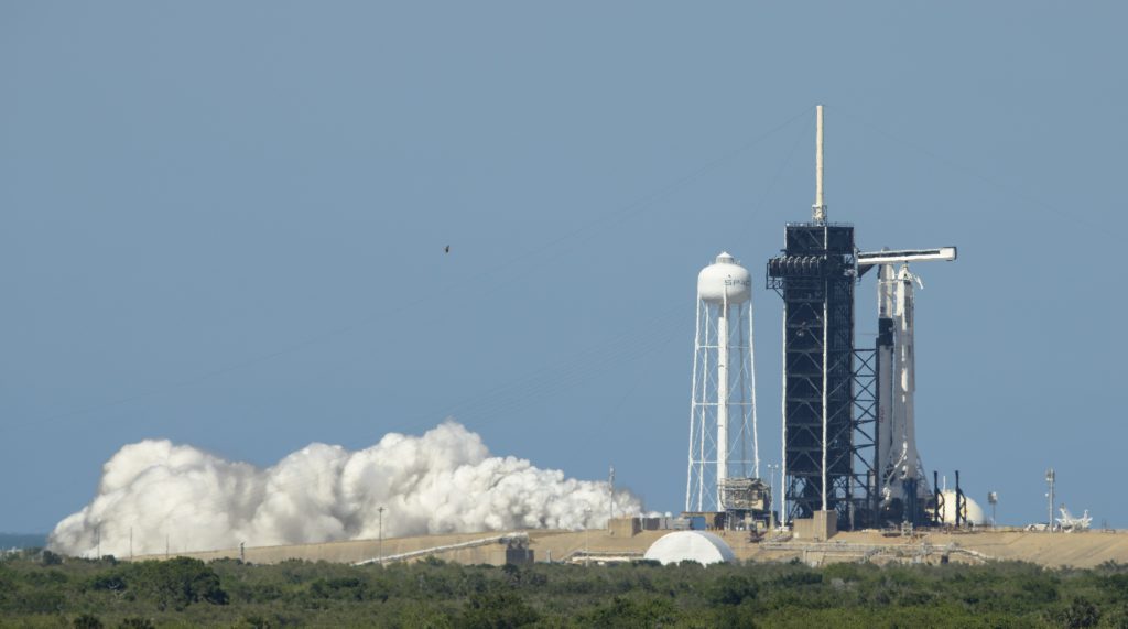 Un cohete SpaceX Falcon 9 con la nave espacial Crew Dragon de la compañía a bordo se ve en la plataforma de lanzamiento en el Complejo de lanzamiento 39A durante una breve prueba de fuego estático antes de la misión SpaceX Demo-2 de la NASA, el viernes 22 de mayo de 2020, en el Centro Espacial Kennedy de la NASA en Florida. 