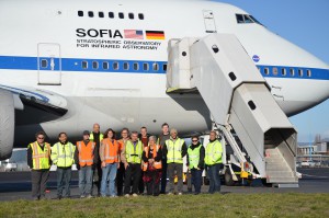 Māori elder Aroha H. Reriti-Crofts and SOFIA crew in front of the observatory. Photo:  NASA/USRA/SOFIA/Greg Perryman.