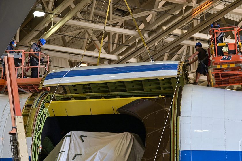 The SOFIA team begins lifting the upper rigid door off the aircraft.