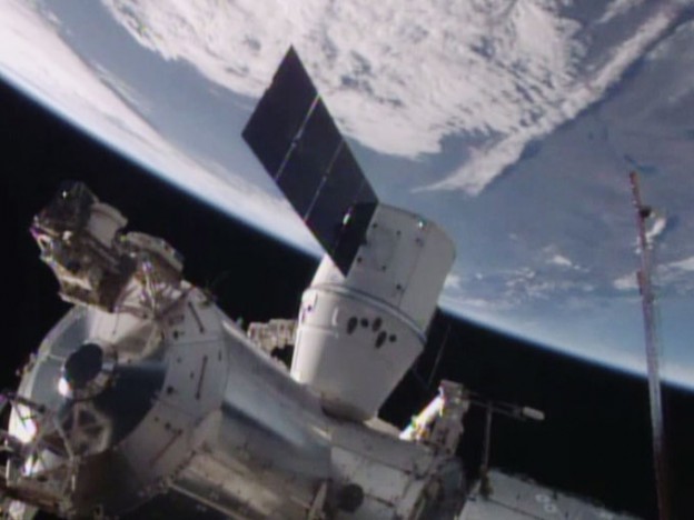 NASA TV Covering Dragon Installation