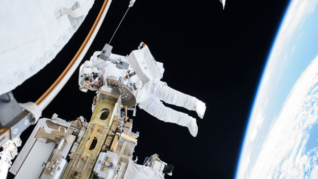 Crew Waits for Christmas Delivery After Monday Spacewalk – Space Station