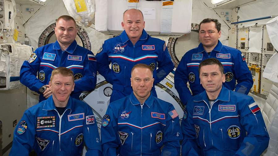 Expedition 46-47 Crew Members Play Chess, jsc2015e106108 (1…