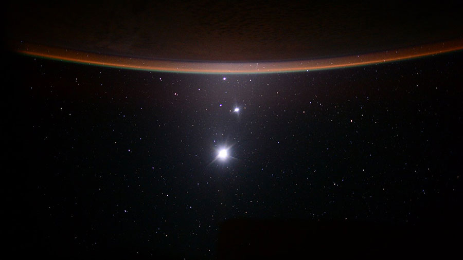 The Earth's limb and the bright points of light of the Moon, Venus and Jupiter