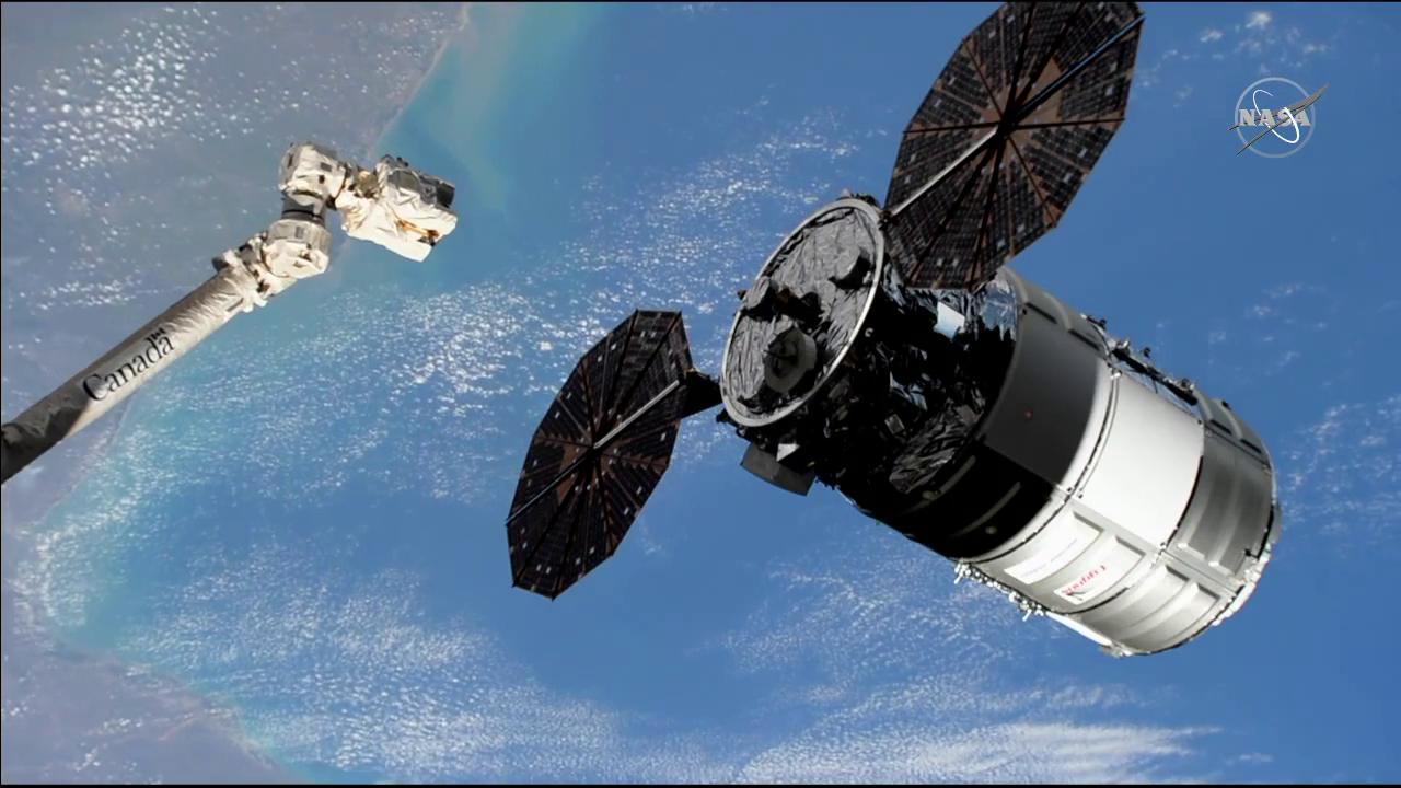 The Canadarm2 moves toward the Cygnus resupply ship