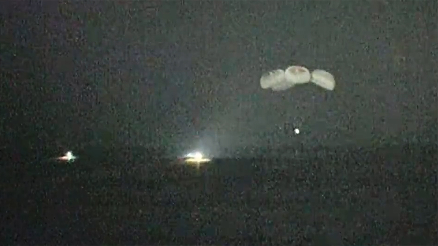 A night-vision camera pictures the SpaceX Crew Dragon parachuting to splashdown in the Gulf of Mexico as fast boats arrive to retrieve the crew. Credit: NASA TV