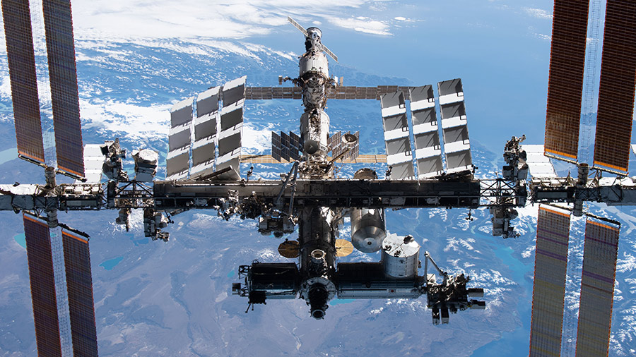 A estação espacial foi fotografada no SpaceX Crew Dragon Endeavour durante sua partida em 8 de novembro de 2021.