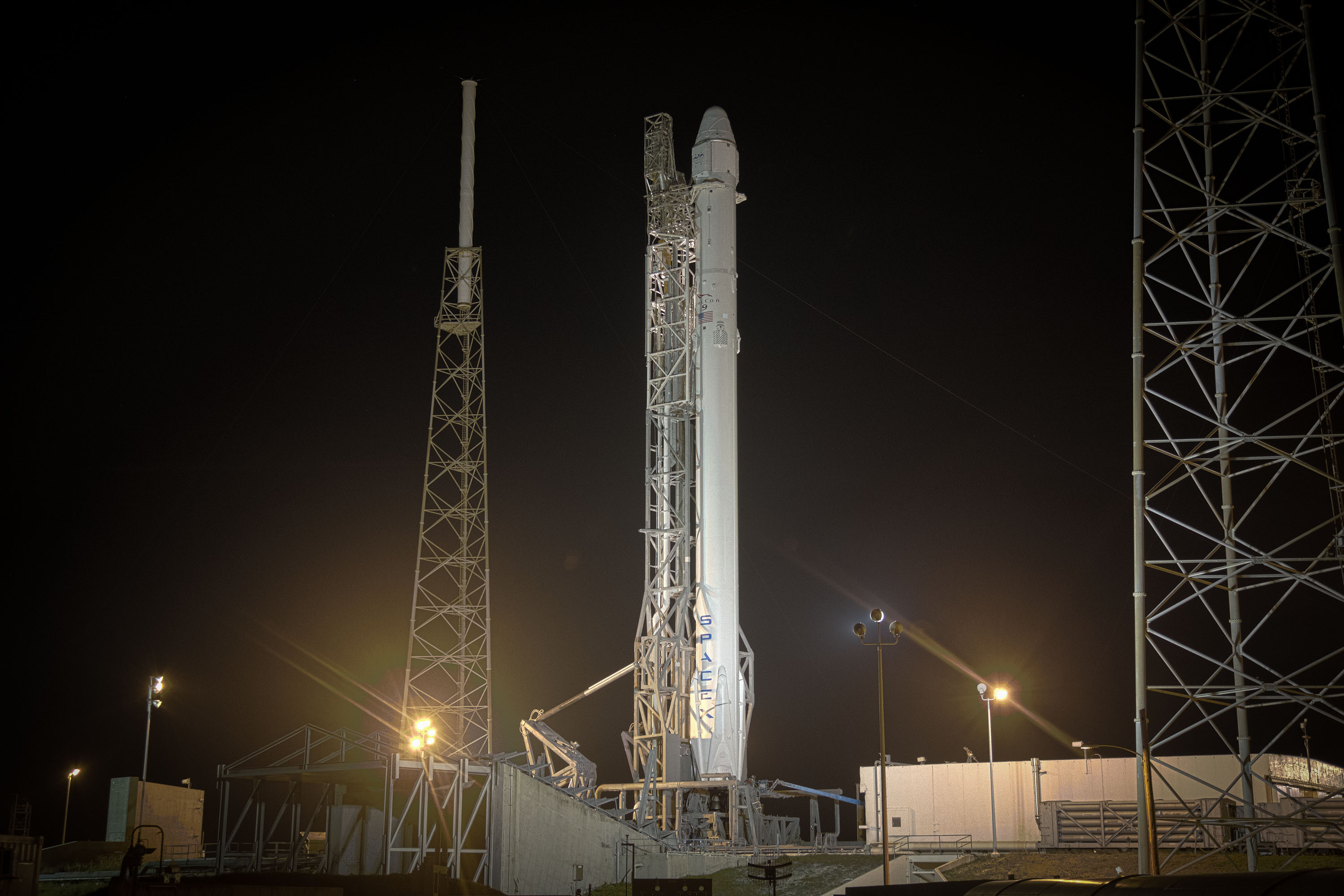 Первая в мире ракета в космос. Falcon 9. Ракета Falcon 9. Falcon 9 на старте. Falcon 9 on the Launchpad.