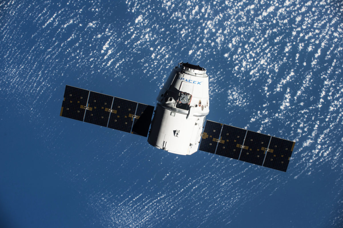 SpaceXのドラゴン宇宙船がたくさんの新鮮な果物をISSに運んでいる