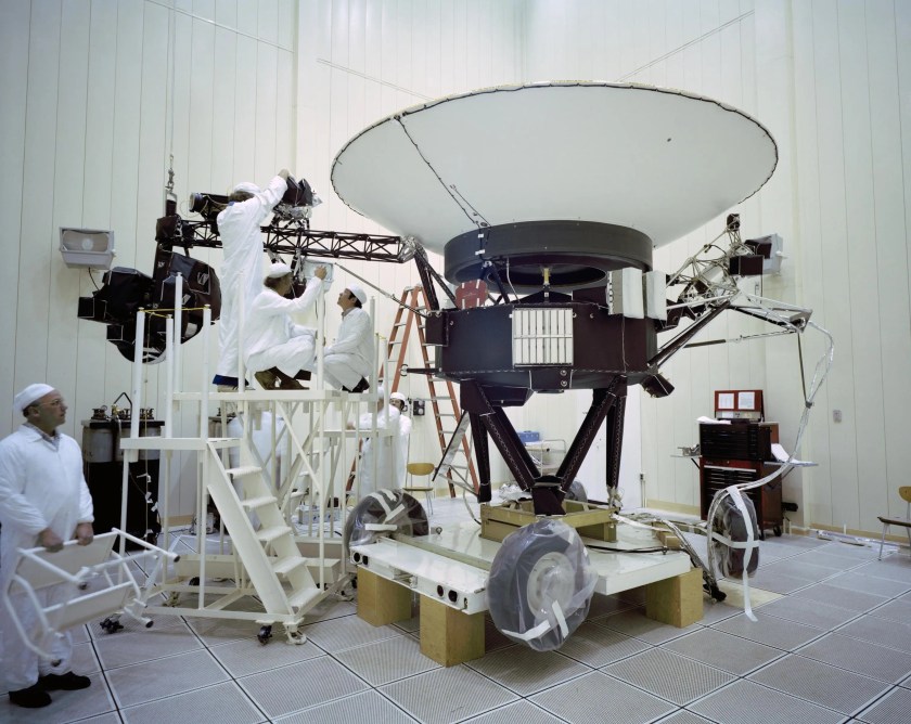 Engineers work on NASA’s Voyager 2 at JPL in March 1977