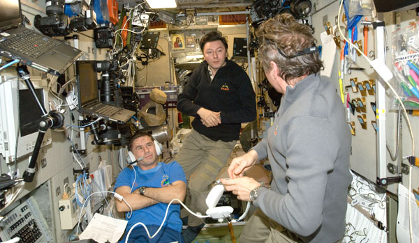 ISS032-E-010650: Flight Engineers Yuri Malenchenko and Sergei Revin and Commander Gennady Padalka