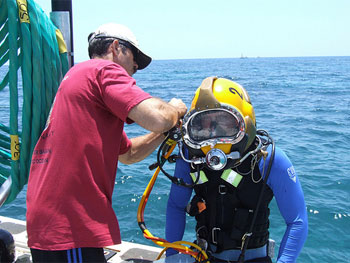 Checking helmet connections