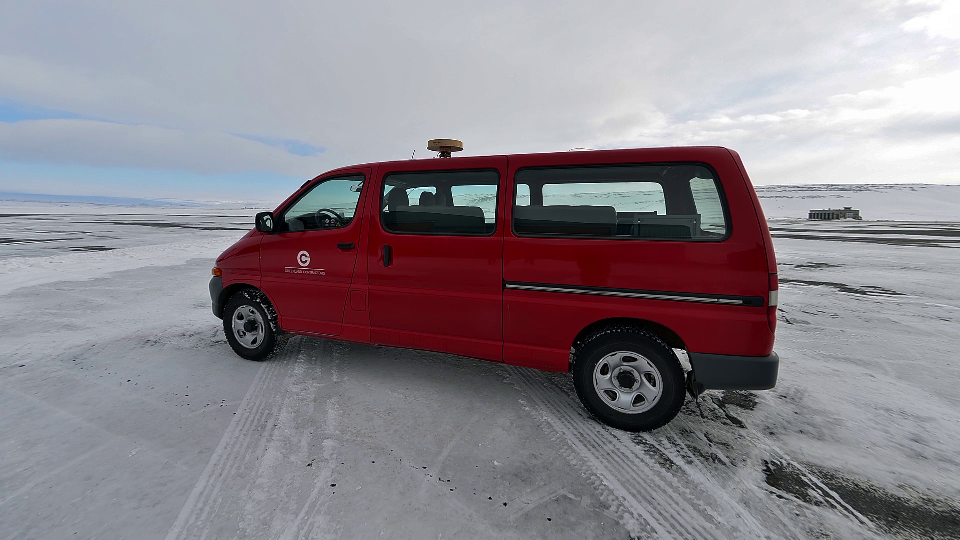 Vehicle with GPS mounted on the roof